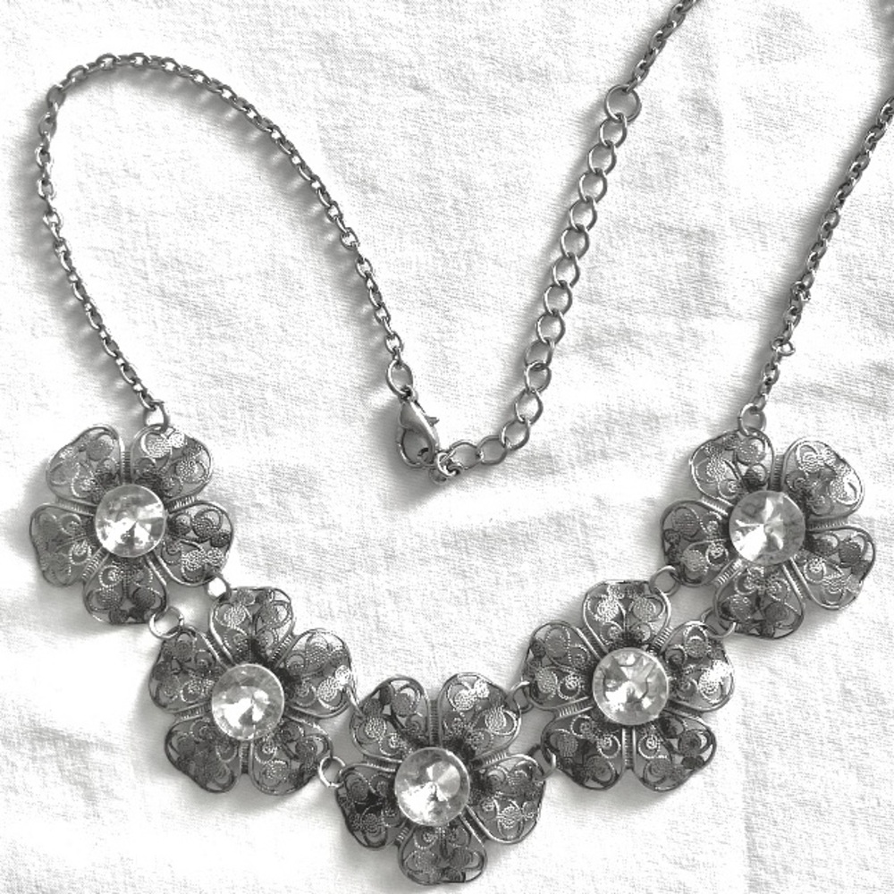 Vintage Silver Tone Filigree Flower Link Chocker Necklace Center Rhinestones